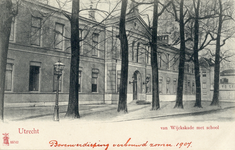 3773 Gezicht op de voorgevel van de Gemeentelijke Hogere Burgerschool (Van Wijckskade 20) te Utrecht.N.B. In 1938 is de ...